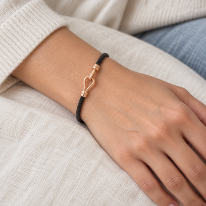 Pulsera de acero y oro con motivo abierto V-3564/PU — primer plano de la joya puesta