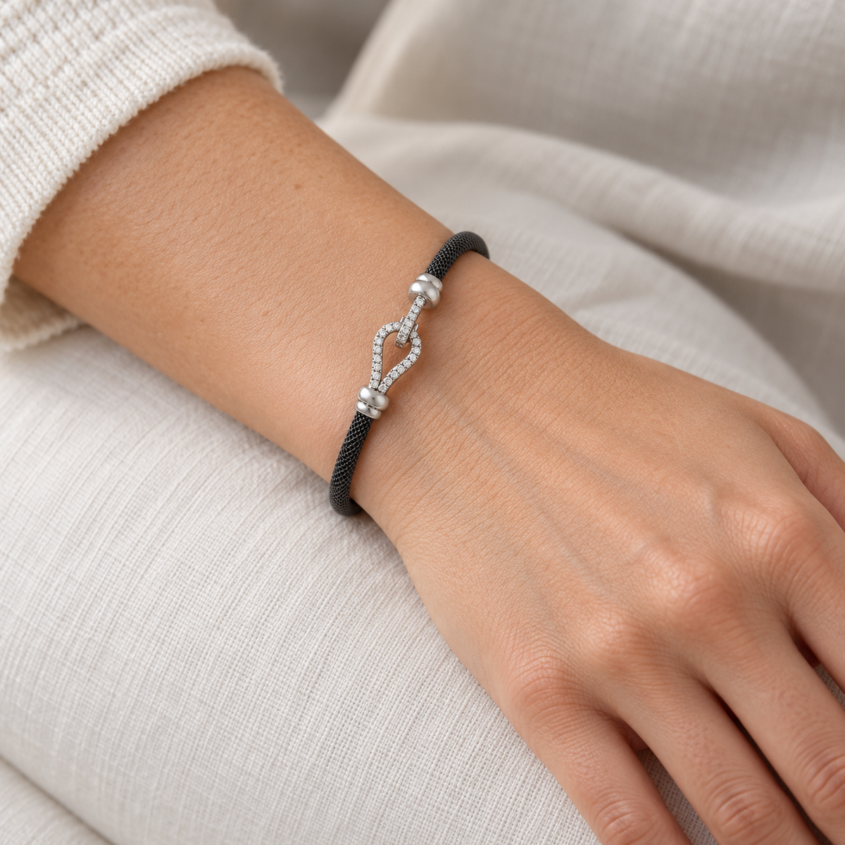 Pulsera de acero y oro de curva luminosa V-3567/PU — primer plano de la joya puesta