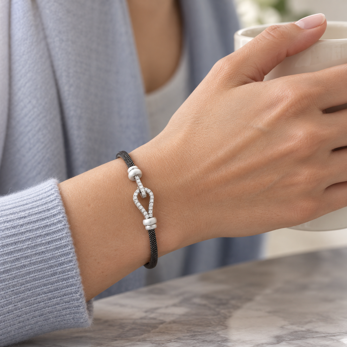 Pulsera de acero y oro de curva luminosa V-3567/PU — joya puesta desde otro ángulo