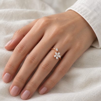 Anillo de diamantes con motivo de hojas V-3568/S — primer plano de la joya puesta