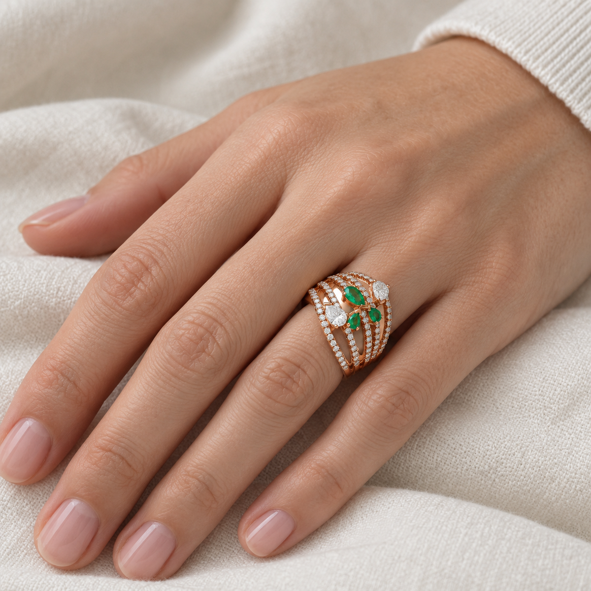 Anillo de esmeraldas y diamantes en lágrima V-3574/S — primer plano de la joya puesta