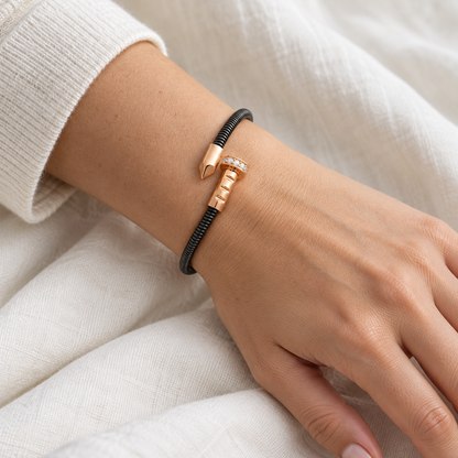 Pulsera de acero y oro de bandas cruzadas V-3578/PU — primer plano de la joya puesta