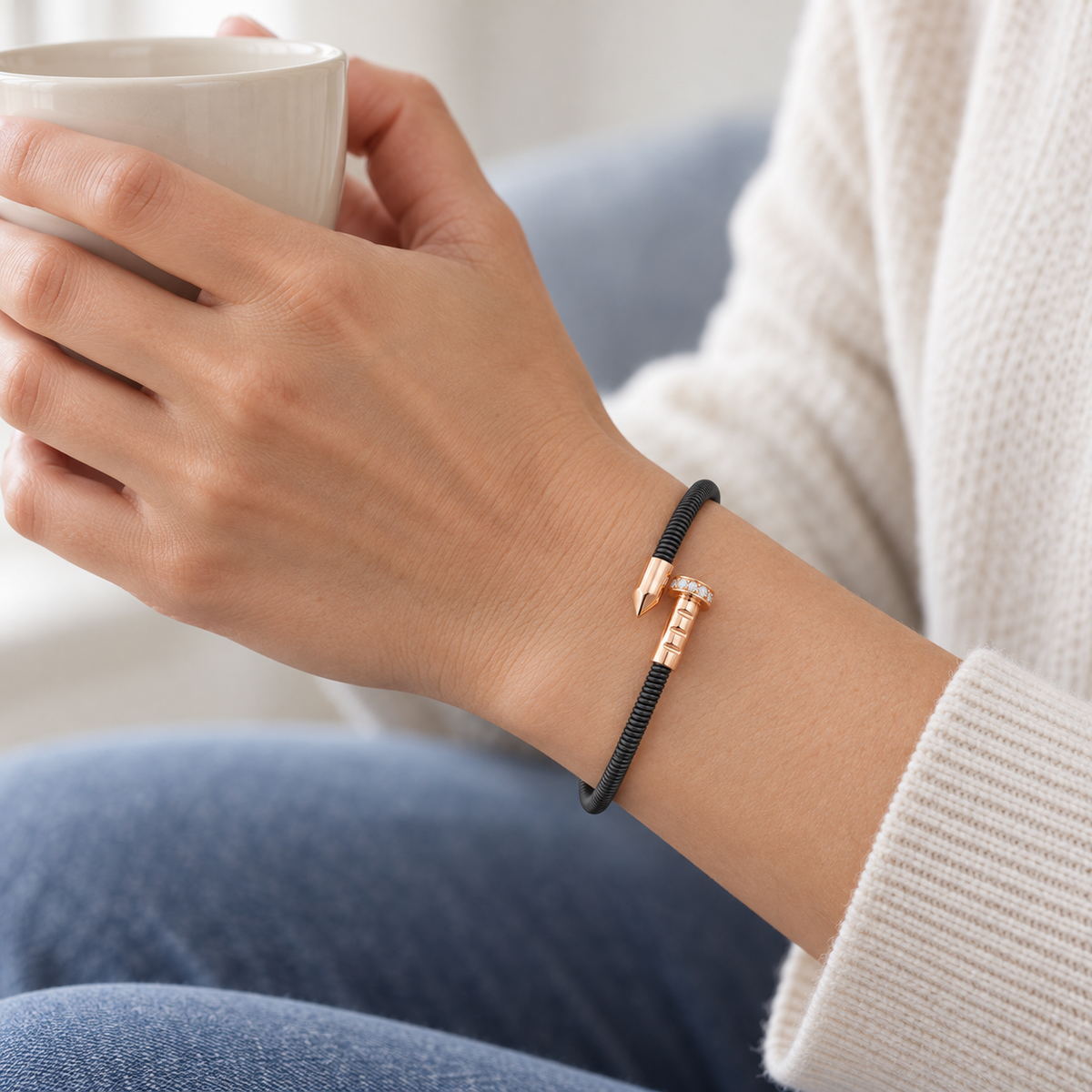 Pulsera de acero y oro de bandas cruzadas V-3578/PU — joya puesta desde otro ángulo