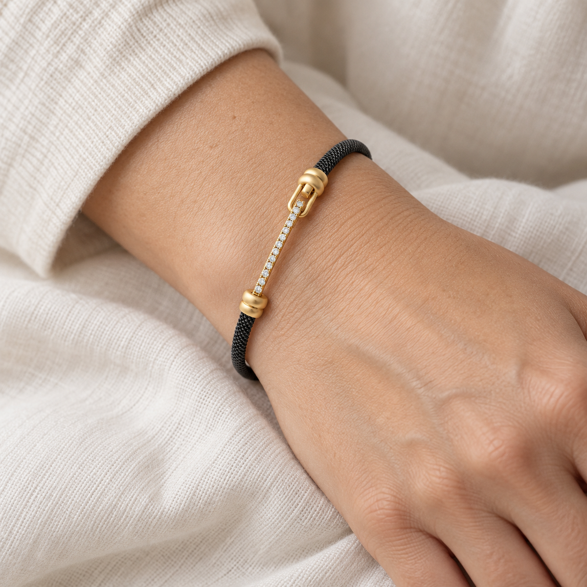 Pulsera de acero y oro de barra luminosa V-3579/PU — primer plano de la joya puesta