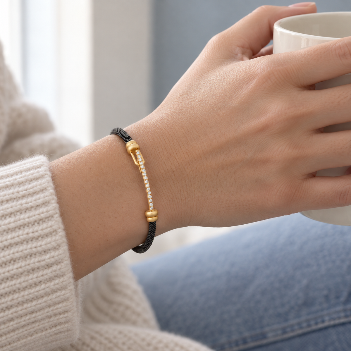 Pulsera de acero y oro de barra luminosa V-3579/PU — joya puesta desde otro ángulo