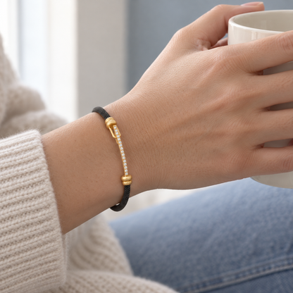 Pulsera de acero y oro de barra luminosa V-3579/PU — joya puesta desde otro ángulo