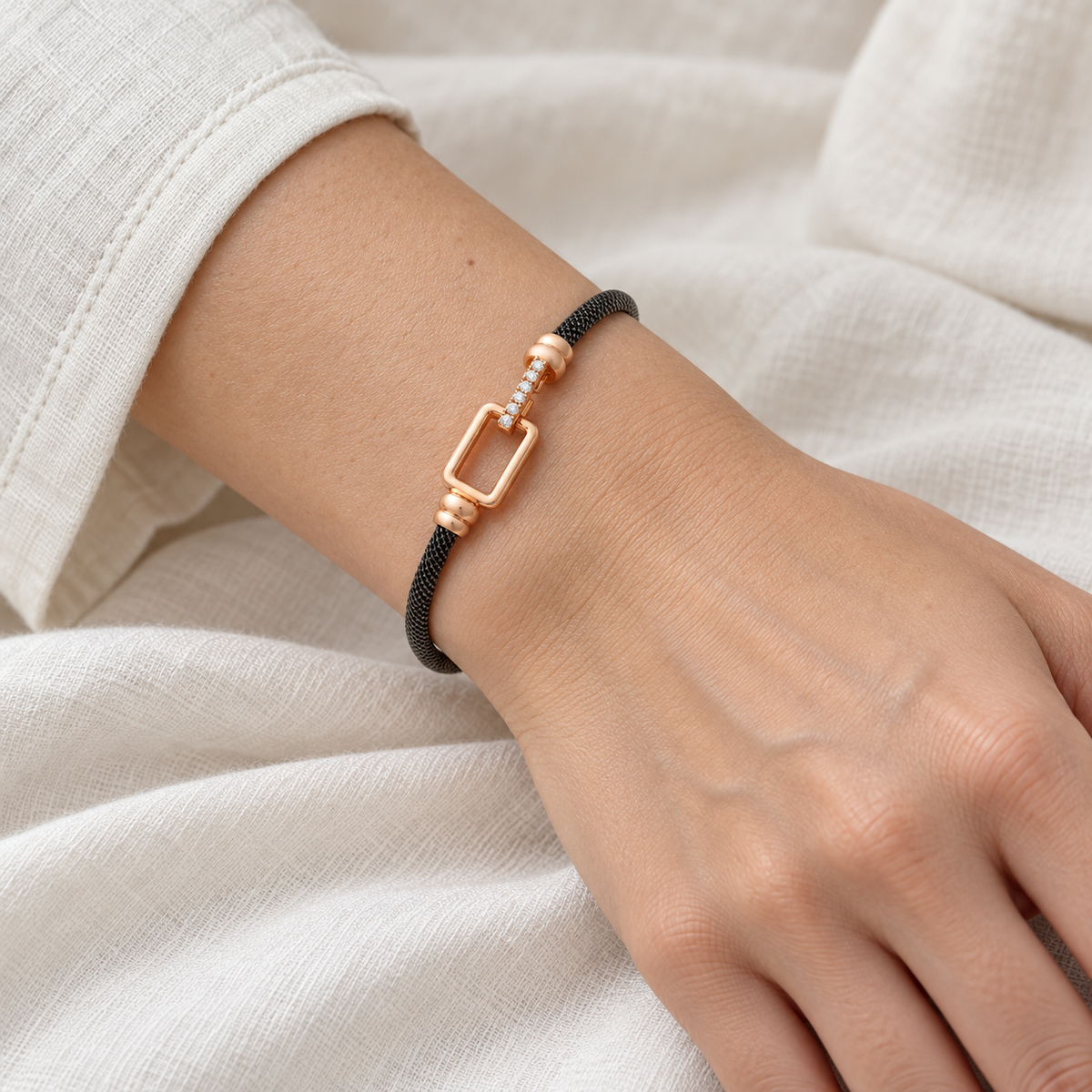 Pulsera de acero y oro de marco rectangular V-3580/PU — primer plano de la joya puesta