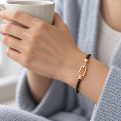 Pulsera de acero y oro de marco rectangular V-3580/PU — joya puesta desde otro ángulo