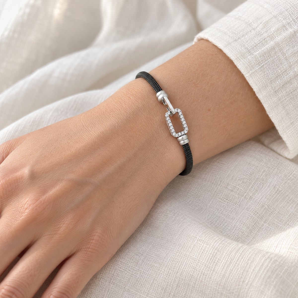 Pulsera de acero y oro de rectángulo luminoso V-3581/PU — primer plano de la joya puesta
