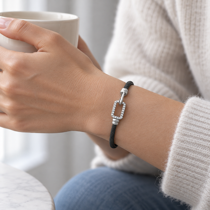 Pulsera de acero y oro de rectángulo luminoso V-3581/PU — joya puesta desde otro ángulo