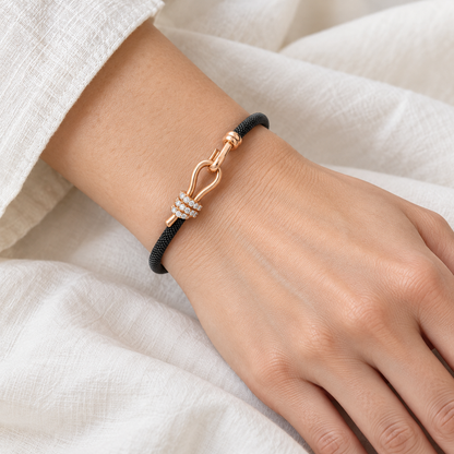 Pulsera de acero y oro con curva y destellos V-3582/PU — primer plano de la joya puesta