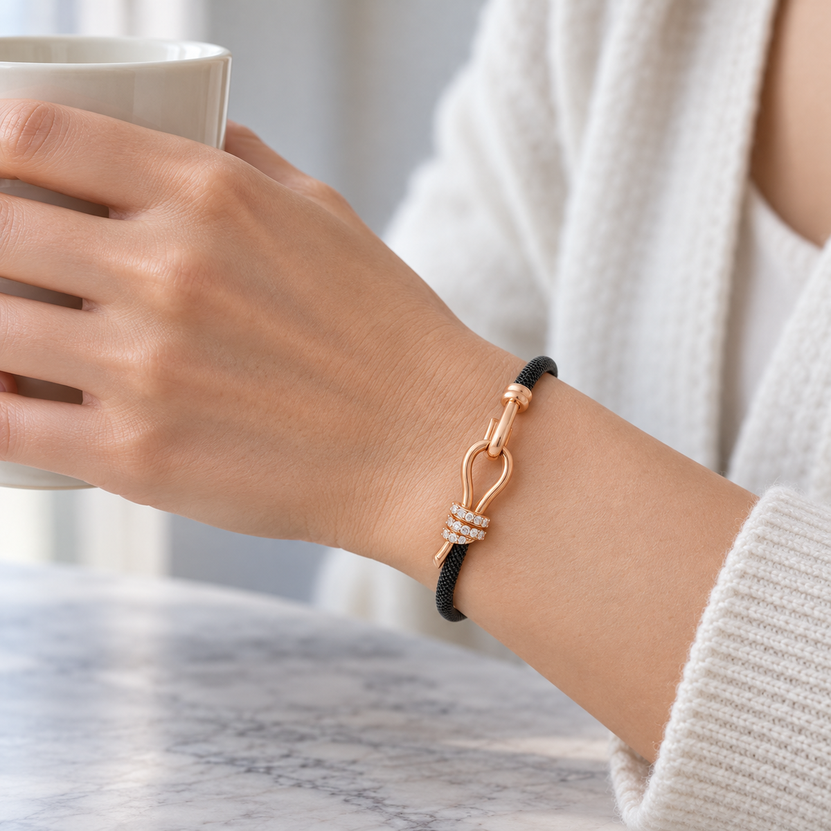 Pulsera de acero y oro con curva y destellos V-3582/PU — joya puesta desde otro ángulo