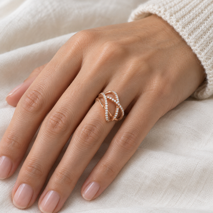 Anillo de brillantes y curvas cruzadas V-3585/S — primer plano de la joya puesta
