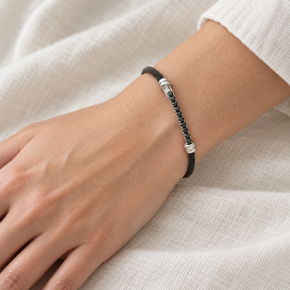 Pulsera de acero de brillantes negros V-3591/PU — primer plano de la joya puesta