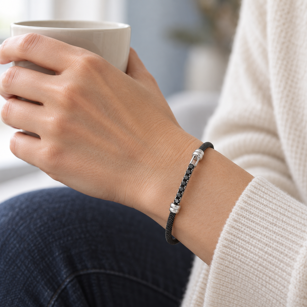 Pulsera de acero de brillantes negros V-3591/PU — joya puesta desde otro ángulo