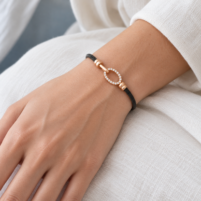 Pulsera de acero y oro con óvalo de luz V-3592/PU — primer plano de la joya puesta