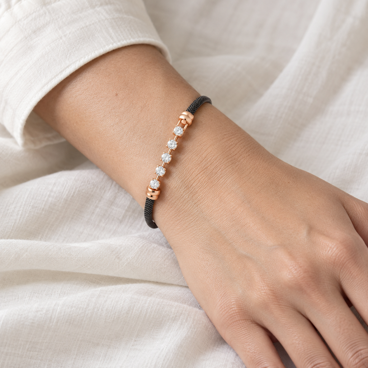 Pulsera de acero y oro con centros de luz V-3593/PU — primer plano de la joya puesta