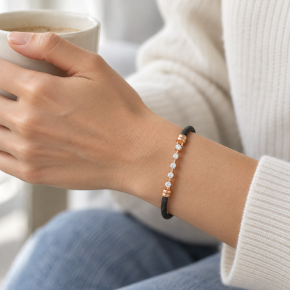 Pulsera de acero y oro con centros de luz V-3593/PU — joya puesta desde otro ángulo