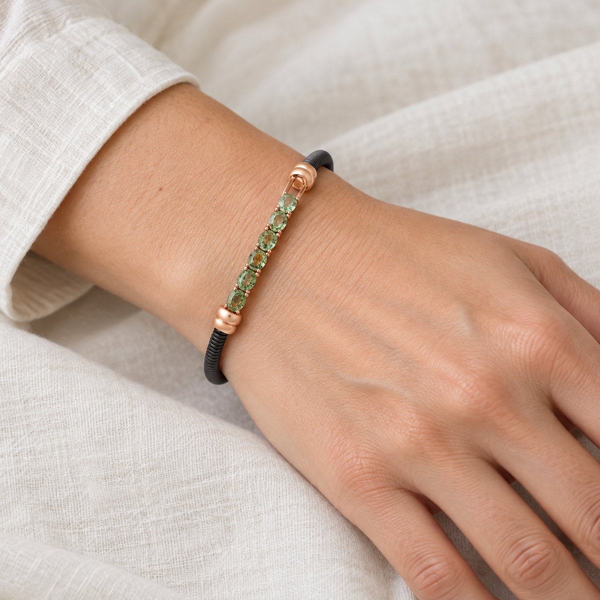 Pulsera de acero y oro con zafiros verdes V-3598/PU — primer plano de la joya puesta