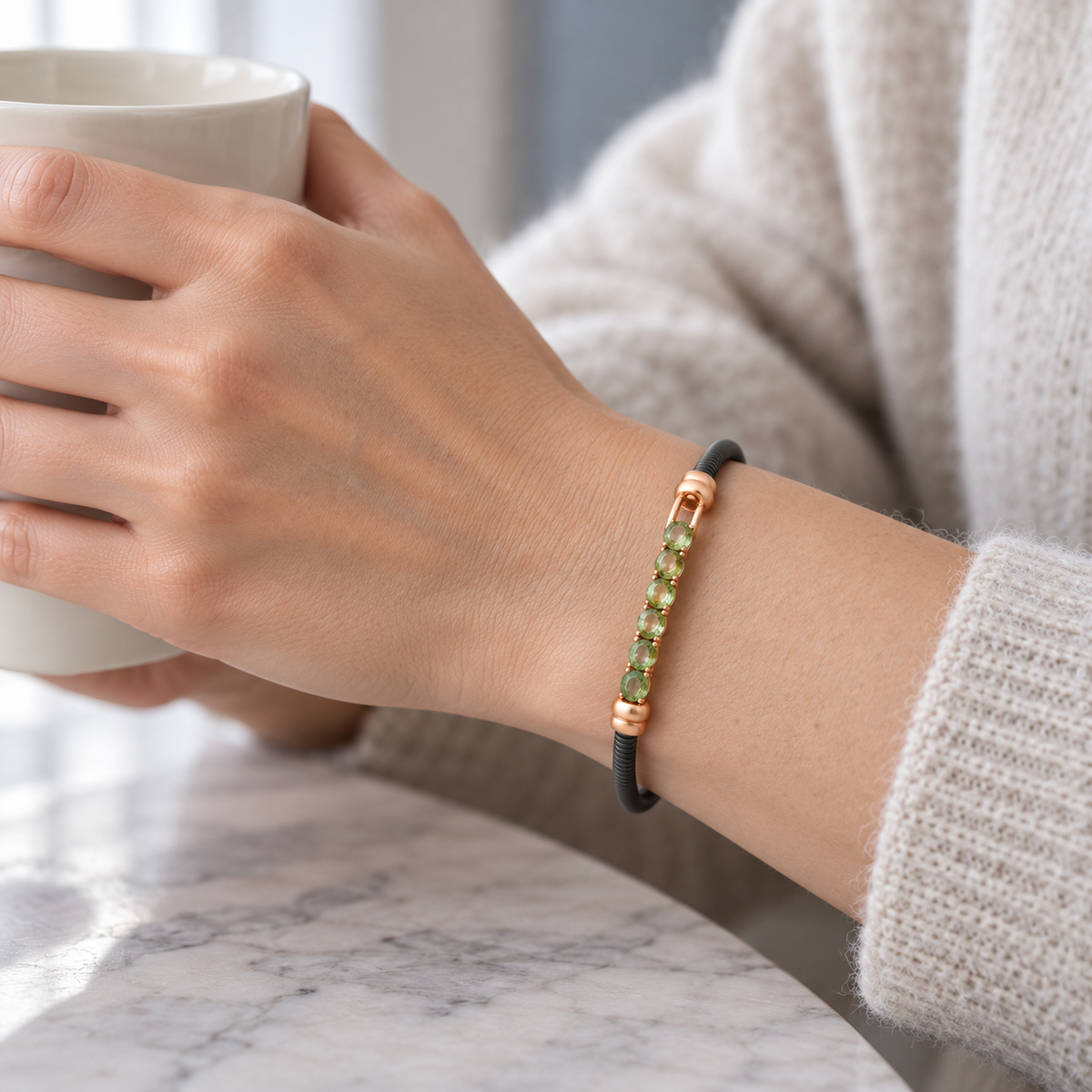 Pulsera de acero y oro con zafiros verdes V-3598/PU — joya puesta desde otro ángulo