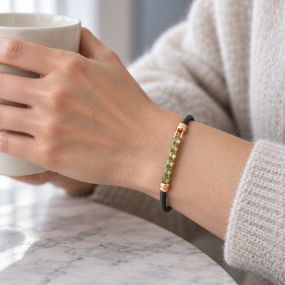 Pulsera de acero y oro con zafiros verdes V-3598/PU — joya puesta desde otro ángulo