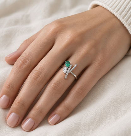 Anillo abierto de esmeralda en lágrima V-3603/S — primer plano de la joya puesta