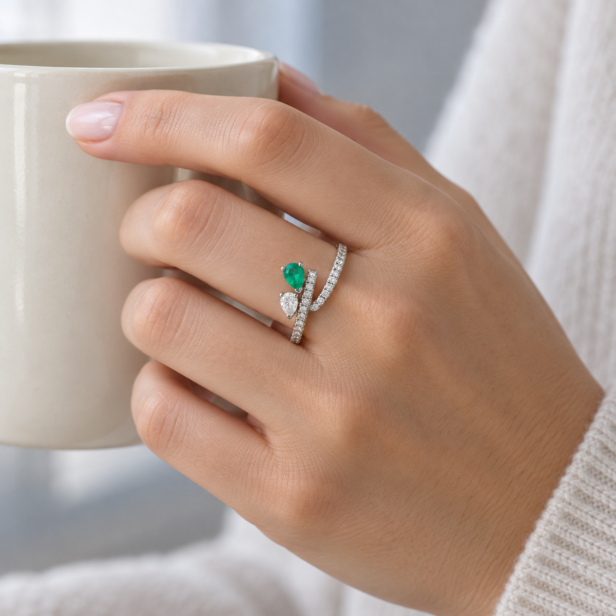 Anillo abierto de esmeralda en lágrima V-3603/S — joya puesta desde otro ángulo