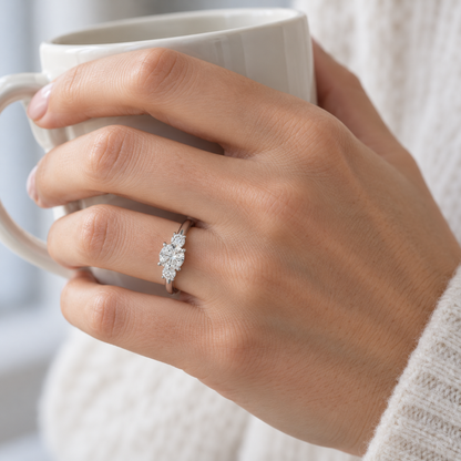 Anillo de brillantes con frente luminoso V-3604/S — joya puesta desde otro ángulo