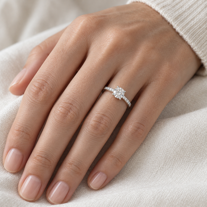 Anillo de brillantes y hombros de luz V-3608/S — primer plano de la joya puesta