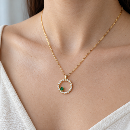 Colgante circular de brillantes y tsavorita V-3611/CL — joya puesta desde otro ángulo
