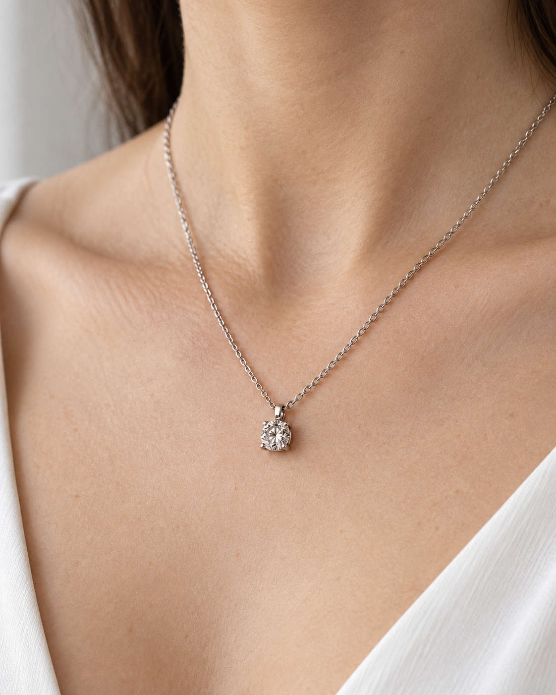 COLGANTE CON DIAMANTE SOLITARIO — joya puesta desde otro ángulo