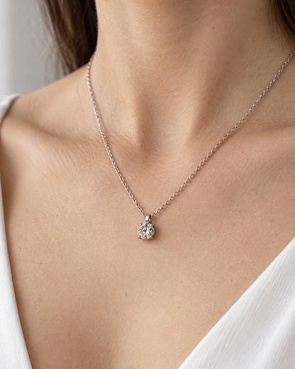 COLGANTE CON DIAMANTE SOLITARIO — joya puesta desde otro ángulo