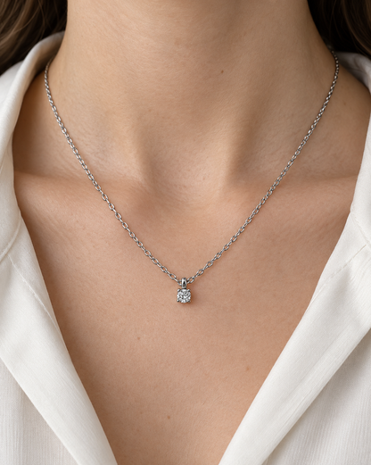 COLGANTE CON DIAMANTE SOLITARIO — primer plano de la joya puesta