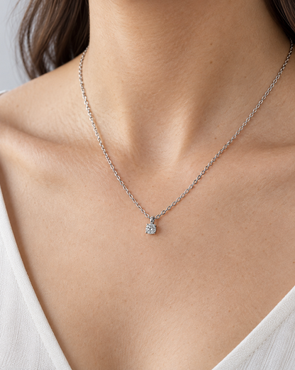 COLGANTE CON DIAMANTE SOLITARIO — joya puesta desde otro ángulo