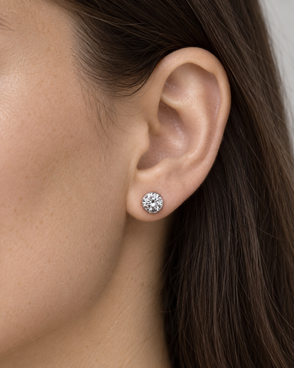 PENDIENTES DIAMANTE SOLITARIO DE CHATÓN — primer plano de la joya puesta