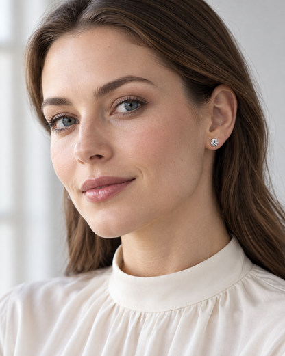 PENDIENTES DIAMANTE SOLITARIO DE CHATÓN — joya puesta con modelo