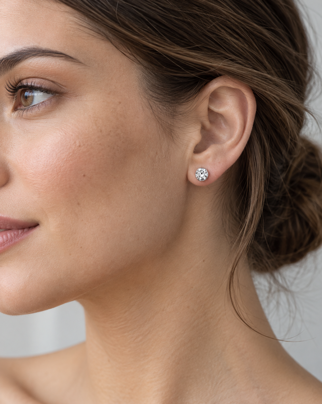 PENDIENTES DIAMANTE SOLITARIO DE CHATÓN — joya puesta desde otro ángulo