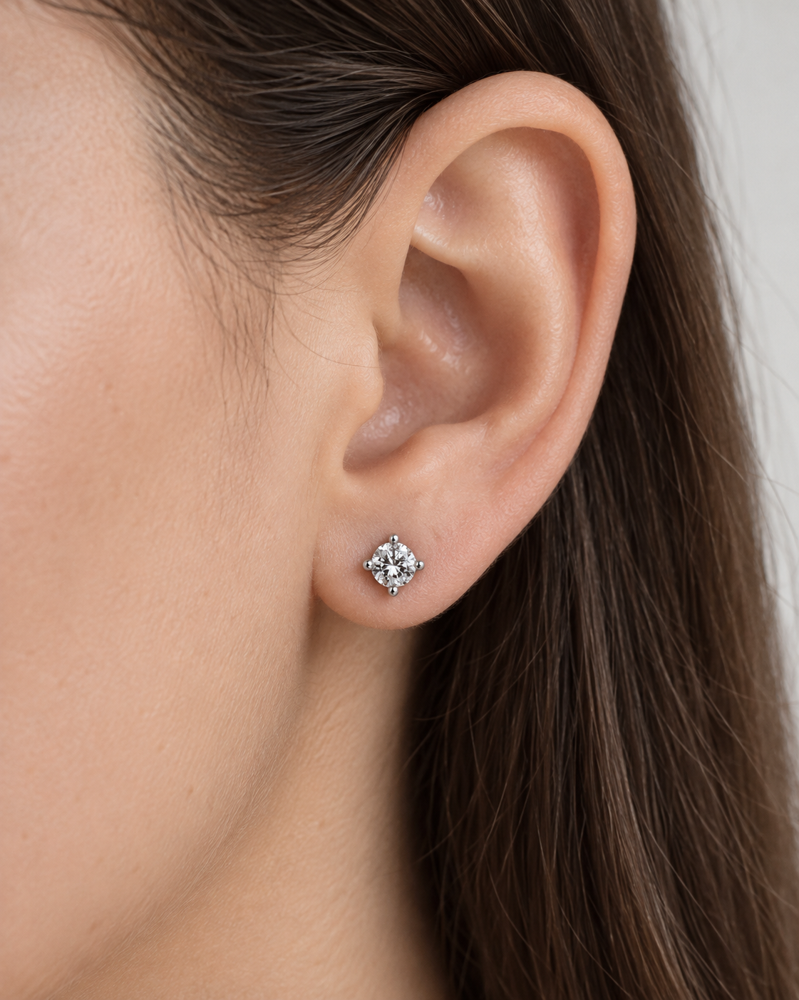 PENDIENTES DIAMANTE SOLITARIO GARRAS — primer plano de la joya puesta