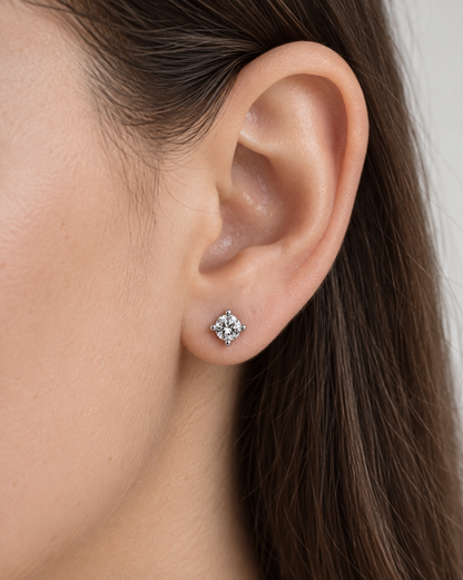 PENDIENTES DIAMANTE SOLITARIO GARRAS — primer plano de la joya puesta