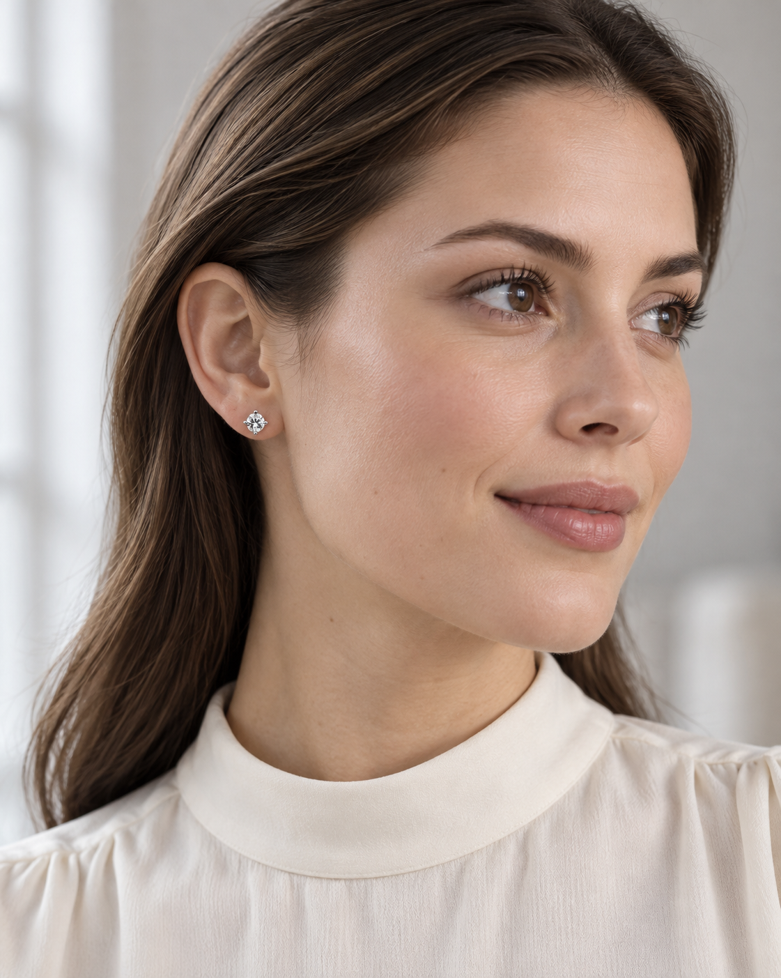 PENDIENTES DIAMANTE SOLITARIO GARRAS — joya puesta con modelo
