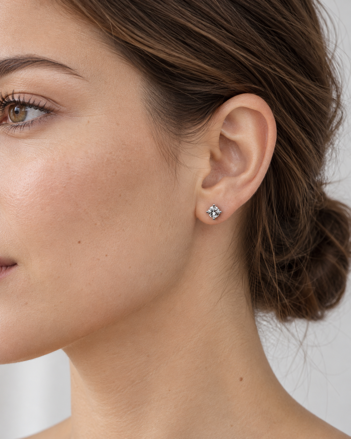 PENDIENTES DIAMANTE SOLITARIO GARRAS — joya puesta desde otro ángulo