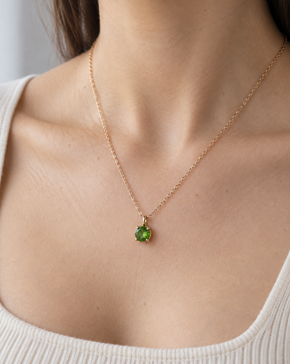 COLGANTE CON ESMERALDA SOLITARIO — joya puesta desde otro ángulo