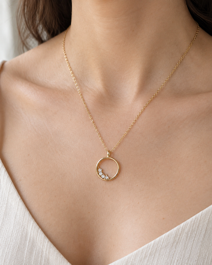 COLGANTE FALL DIAMANTES — joya puesta desde otro ángulo
