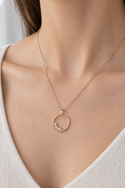 Colgante circulo diamantes — joya puesta desde otro ángulo