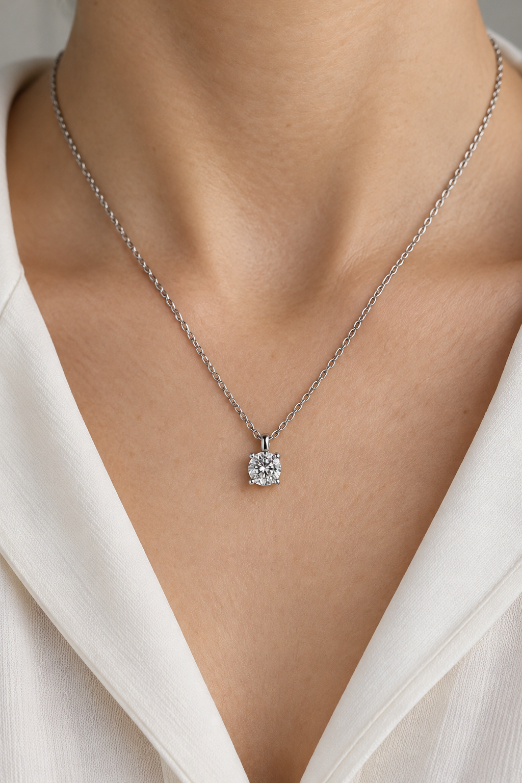 Colgante diamante solitario — primer plano de la joya puesta