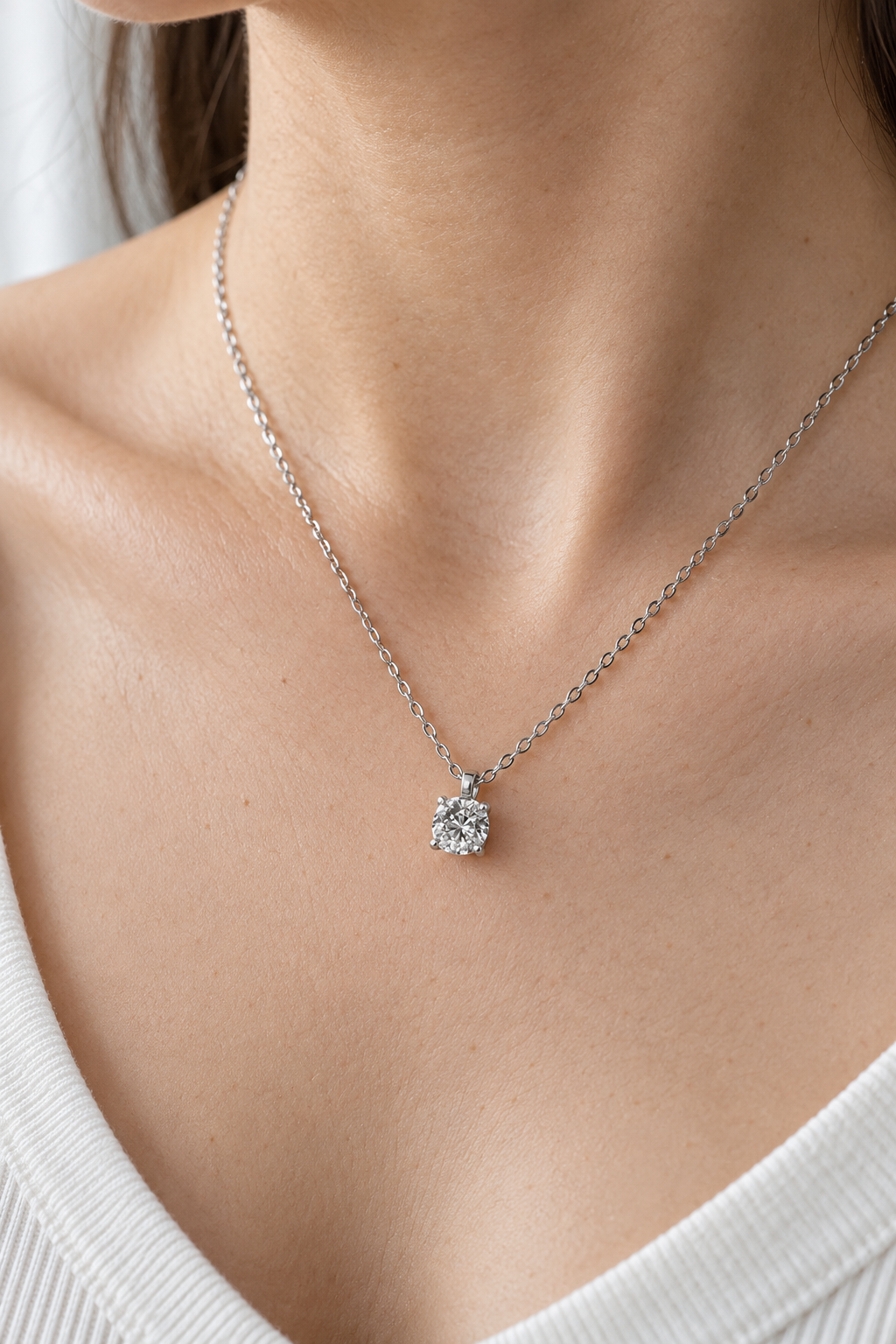 Colgante diamante solitario — joya puesta desde otro ángulo