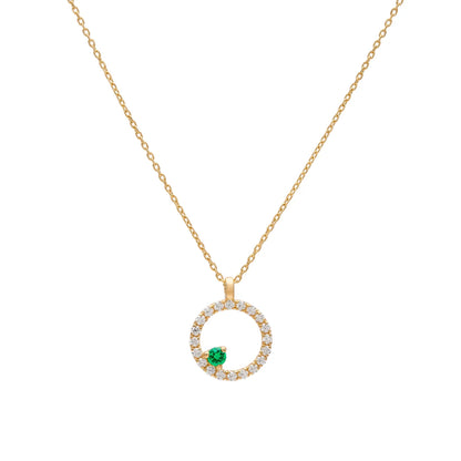 Colgante circular de brillantes y tsavorita. El motivo verde se sitúa en la parte inferior del aro luminoso.