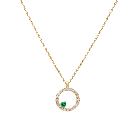 Colgante circular de brillantes y tsavorita. El motivo verde se sitúa en la parte inferior del aro luminoso.