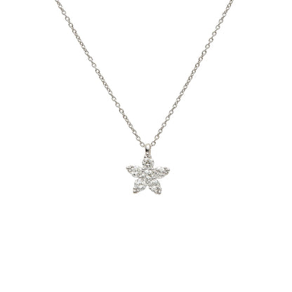 Colgante de estrella luminosa. Las piedras incoloras recorren las puntas del motivo.