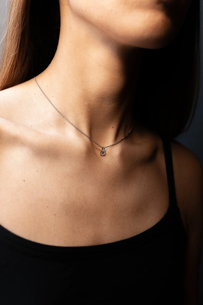 Colgante de oro blanco de 18 k con diamante y diamante baguete, puesto en el cuello